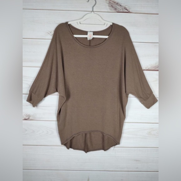 Free Loader S Top Womans Tan Pullover High Low Arm Wings 3/4 Sleeves. - Picture 1 of 8